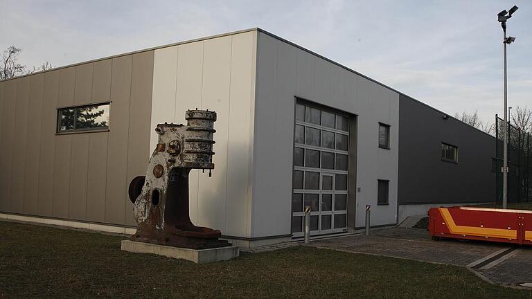 Das Depot für Handwerks- und Industriekultur der Museen und Galerien der Stadt Schweinfurt auf dem Feuerwehrgelände ist günstig gebaut und vor allem energetisch interessant. Forscher des Fraunhofer-Instituts führen in den nächsten Jahren Messungen durch, um Empfehlungen für andere Depots auszusprechen. Das Depot für Handwerks- und Industriekultur der Museen und Galerien der Stadt Schweinfurt auf dem Feuerwehrgelände ist günstig gebaut und vor allem energetisch interessant. Forscher des Fraunhofer-Instituts führen in den nächsten Jahren Messungen durch, um Empfehlungen für andere Depots auszusprechen.