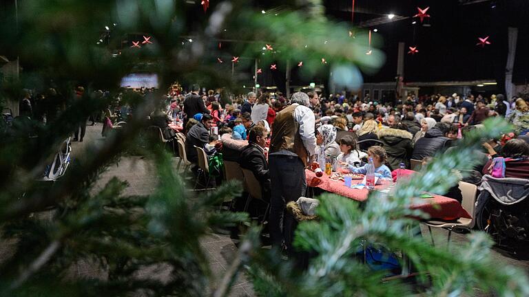 Ein großes Weihnachtsessen wie im Jahr 2017 kann dieses Jahr nicht stattfinden. Die Gemeinschaft Sant'Egidio hat jedoch alternative Pläne für Weihnachten gemacht. (Archivfoto) Ein großes Weihnachtsessen wie im Jahr 2017 kann dieses Jahr nicht stattfinden. Die Gemeinschaft Sant'Egidio hat jedoch alternative Pläne für Weihnachten gemacht. (Archivfoto)