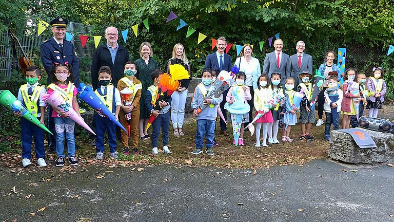 Gruppenbild mit Maske und Schultüte (für die Abc-Schützen) und ohne Maske und Tüte (für die voll durch-geimpften Erwachsenen) zum Auftakt des Schuljahres 2021/2022 an der Friedrich-Rückert-Schule in Schweimfurt. Gruppenbild mit Maske und Schultüte (für die Abc-Schützen) und ohne Maske und Tüte (für die voll durch-geimpften Erwachsenen) zum Auftakt des Schuljahres 2021/2022 an der Friedrich-Rückert-Schule in Schweimfurt.
