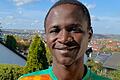 Samuel N'dri gefällt es in seiner neuen Wohnung mit Blick auf Etwashausen gut. Hier trägt er das Shirt der Fußball-Nationalmannschaft der Elfenbeinküste.