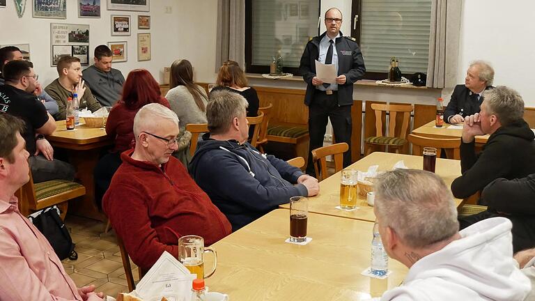 Kreisbrandmeister Sven Hoveling brachte Informationen der Kreisfeuerwehr des Landkreises Würzburg mit zur Jubiläumswehr nach Dipbach.