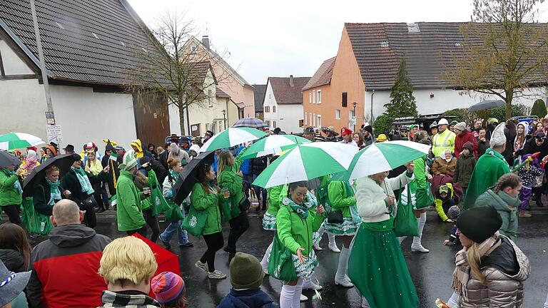 Praktisch, wenn die Regenschirme sogar zum Kostüm passen.       -  Praktisch, wenn die Regenschirme sogar zum Kostüm passen.