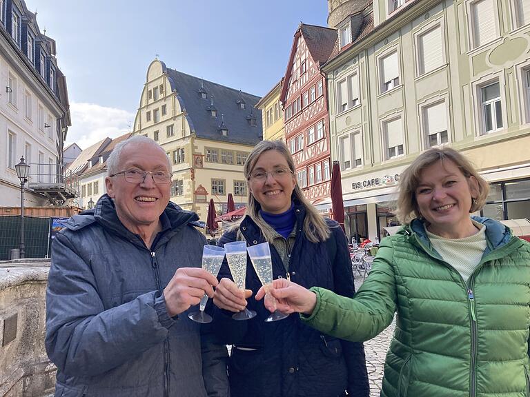 Ein Prosit auf den 29.2.: Für Richard Waigandt, Susanne Kornacker und Andrea Deschner ist der Schalttag ein Glückstag.