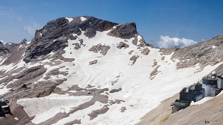 Nördlicher Schneeferner       -  Sonne setzt dem Nördlichen Schneeferner zu. (Archivbild)