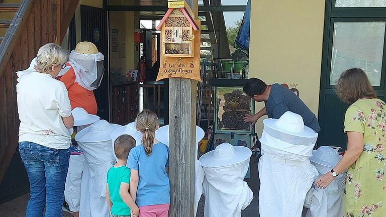 Die Imker Oskar Härder aus Unsleben und Bernhard Stadtler aus Heustreu besuchten mit einem Bienenschaukasten die Kita Streupiraten.