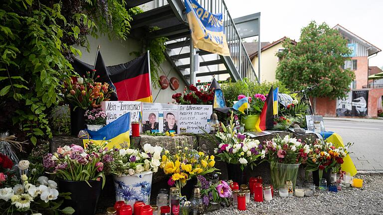 Murnau nimmt Abschied von getöteten Ukrainern       -  Am Tatort wurden damals Blumen niedergelegt für die beiden getöteten ukrainischen Soldaten. Nun wurde Mordanklage gegen einen Russen erhoben. (Archivbild)