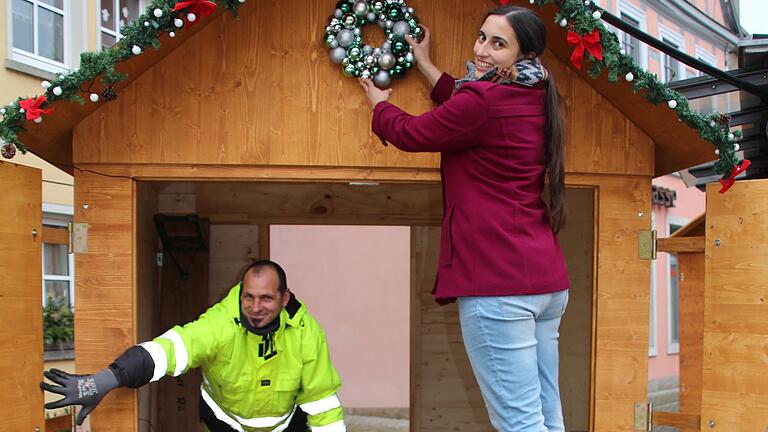 Vorhang auf für den siebten Röttinger Winterzauber: Andy Schreiber (Bauhof) und Evelyn Fischer (Stadtmarketing) sind mit den Vorbereitungen für den Weihnachtsmarkt beschäftigt.