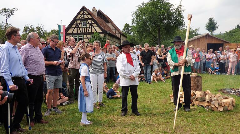 Traditionelles Handwerk in modernem Gewand: Beim Museumsfest im Fladunger Freilandmuseum kann normalerweise jeder, der Lust hat, selbst Hand anlegen (Archivbild). In diesem Jahr fällt das Fest wegen der Corona-Pandemie aus. Traditionelles Handwerk in modernem Gewand: Beim Museumsfest im Fladunger Freilandmuseum kann normalerweise jeder, der Lust hat, selbst Hand anlegen (Archivbild). In diesem Jahr fällt das Fest wegen der Corona-Pandemie aus. 