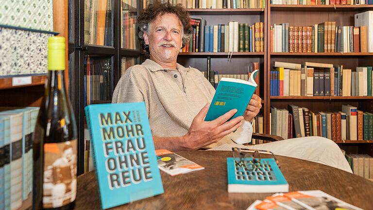 Daniel Osthoff, Mit-Organisator von 'Würzburg liest ein buch', liest Max Mohrs 'Frau ohne Reue'.