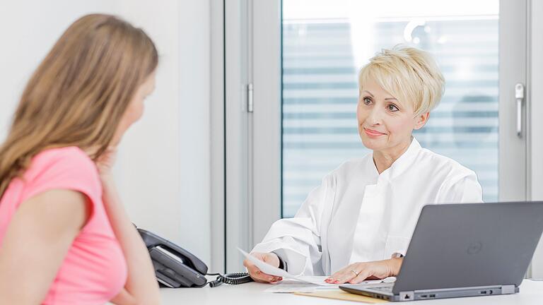 Arztbesuch       -  Wer medizinische Maßnahmen am Lebensende genau verstehen will, kann sich von Hausarzt oder Hausärztin bei der Patientenverfügung beraten lassen.