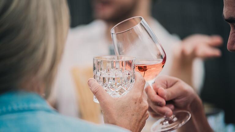 Gemeinsam anstoßen mit Wasser und Wein - Weniger Umdrehungen: Um knapp 4 Prozent wurde im vergangenen Jahr pro Kopf weniger Alkohol getrunken gegenüber dem Jahr zuvor. Gemeinsam anstoßen mit Wasser und Wein - Weniger Umdrehungen: Um knapp 4 Prozent wurde im vergangenen Jahr pro Kopf weniger Alkohol getrunken gegenüber dem Jahr zuvor.
