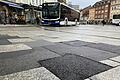 Der Straßenbelag am Zentralen Omnibusbahnhof am Schweinfurter Roßmarkt ist ein Flickenteppich. Das liegt daran, dass das Natursteinpflaster der Belastung durch die Busse nicht standhält. Bis man ein Konzept für eine Neugestaltung hat, wird mit Asphalt ausgebessert.