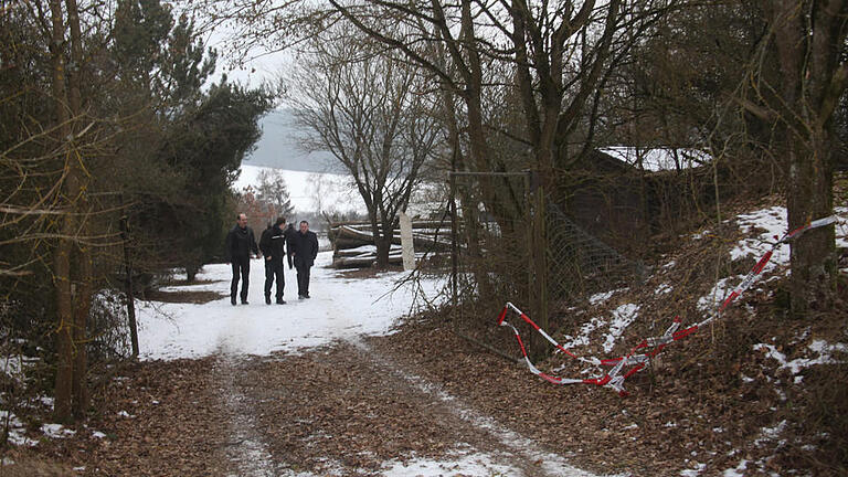 Tragödie Arnstein - Eine grausame Entdeckung hat der Besitzer eines abgelegenen Gartengrundstücks in Arnstein (Lkr. Main-Spessart) am Sonntagvormittag gemacht: In seinem Gartenhaus fand der Mann sechs tote Personen - darunter auch seine eigenen Kinder. Tragödie Arnstein - Eine grausame Entdeckung hat der Besitzer eines abgelegenen Gartengrundstücks in Arnstein (Lkr. Main-Spessart) am Sonntagvormittag gemacht: In seinem Gartenhaus fand der Mann sechs tote Personen - darunter auch seine eigenen Kinder.