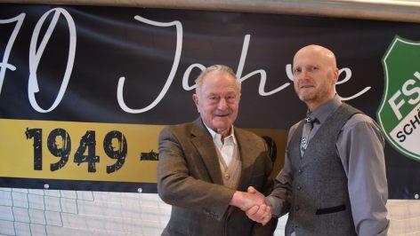 FSV-Vorsitzender Stefan Schaab (rechts) zeichnet Richard Schäfer für 65-jährige Mitgliedschaft aus.  Schaab konnte  bei der Jubiläumsveranstaltung des FSV noch zahlreiche weitere Vereinsmitglieder ehren. Foto Patrick Hahn.       -  FSV-Vorsitzender Stefan Schaab (rechts) zeichnet Richard Schäfer für 65-jährige Mitgliedschaft aus.  Schaab konnte  bei der Jubiläumsveranstaltung des FSV noch zahlreiche weitere Vereinsmitglieder ehren. Foto Patrick Hahn.