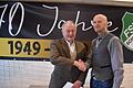 FSV-Vorsitzender Stefan Schaab (rechts) zeichnet Richard Schäfer für 65-jährige Mitgliedschaft aus.  Schaab konnte  bei der Jubiläumsveranstaltung des FSV noch zahlreiche weitere Vereinsmitglieder ehren. Foto Patrick Hahn.       -  FSV-Vorsitzender Stefan Schaab (rechts) zeichnet Richard Schäfer für 65-jährige Mitgliedschaft aus.  Schaab konnte  bei der Jubiläumsveranstaltung des FSV noch zahlreiche weitere Vereinsmitglieder ehren. Foto Patrick Hahn.