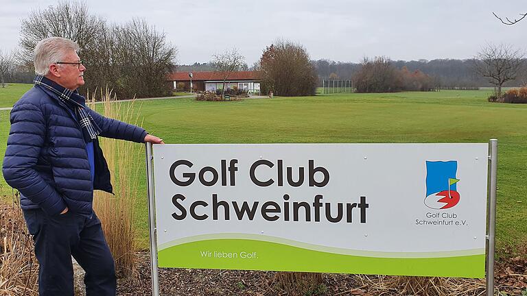 Trübe Aussichten für die Golfer: Manfred Filko, Präsident des Golfclub Schweinfurt, blickt über die menschenleere Anlage in Löffelsterz. Der Lockdown hat auch den Spielbetrieb lahmgelegt. Trübe Aussichten für die Golfer: Manfred Filko, Präsident des Golfclub Schweinfurt, blickt über die menschenleere Anlage in Löffelsterz. Der Lockdown hat auch den Spielbetrieb lahmgelegt.