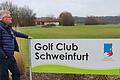 Trübe Aussichten für die Golfer: Manfred Filko, Präsident des Golfclub Schweinfurt, blickt über die menschenleere Anlage in Löffelsterz. Der Lockdown hat auch den Spielbetrieb lahmgelegt.