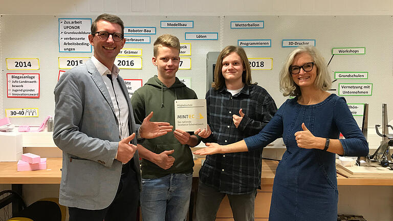 Auf dem Foto sind von links OStR Michael Schuster, Moritz Merkel (Q11), Nikolas Finke (Q12) und OStDin Maria Eirich zu sehen. Auf dem Foto sind von links OStR Michael Schuster, Moritz Merkel (Q11), Nikolas Finke (Q12) und OStDin Maria Eirich zu sehen.