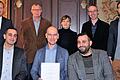 Die Verleihung des Zukunftspreises der Stadt Marktheidenfeld im Festsaal des Franck-Hauses mit (erste Reihe von links) Nader Tarabeh, Michael Walz und Diyaa Tarabeh ('MyLocalFarm'); (zweite Reihe von links) Bürgermeister Thomas Stamm, Paul Fischer ('Unser grünes Dach'), Anja Hasenstein ('Spessart Manufaktur'), Technischer Bauamtsleiter Andreas Burk und Laudator Michael Kohlbrecher (MSP-Klimaschutzbeauftragter).