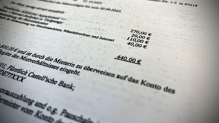 In einem Mietvertrag des Studentenwohnheims in Gerbrunn (Lkr. Würzburg) liegt der Mietpreis deutlich über der in der Förderrichtlinie festgelegten Obergrenze. In einem Mietvertrag des Studentenwohnheims in Gerbrunn (Lkr. Würzburg) liegt der Mietpreis deutlich über der in der Förderrichtlinie festgelegten Obergrenze.