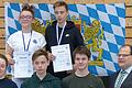 Würzburgerbei der bayerischen Meisterschaft erfolgreich       -  (cam)   Mit einem Meistertitel und einer Vizemeisterschaft sind die Fechter der TG Würzburg von den bayerischen Florett-Meisterschaften heimgekehrt. In der B-Jugend kamen Thorben Hock und Emil Schneller auf die Plätze sechs und sieben. In der A-Jugend holten die Würzburger Titel und Medaillen. Bei den Damen setzte sich Svenja Staschek im Viertelfinale gegen ihre Vereinskollegin Esther Thome (siebter Platz) durch und unterlag erst im Finale gegen Anne-Sophie Kothieringer mit 10:15. Noch besser lief es bei den Herren: Richard Meier gewann sein Finale souverän mit 15:10 gegen Korbinian Koller. Mit Jakob Neeb (fünfter Platz) und Bernhard Meier (siebter Platz) waren drei Würzburger unter den letzten acht. Rene Weiß landete auf Rang 18. Im Bild (hinten von links) Svenja Staschek, Richard Meier, Esther Thome, Benno Meier, Jakob Neeb und Björn Rausch.