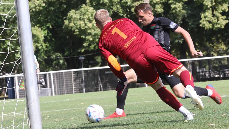 Die 1:0-Führung des FC 05 Schweinfurt: Amar Suljic trifft, der Abtswinder Torwart Felix Wilms fliegt ins Leere. Die 1:0-Führung des FC 05 Schweinfurt: Amar Suljic trifft, der Abtswinder Torwart Felix Wilms fliegt ins Leere.