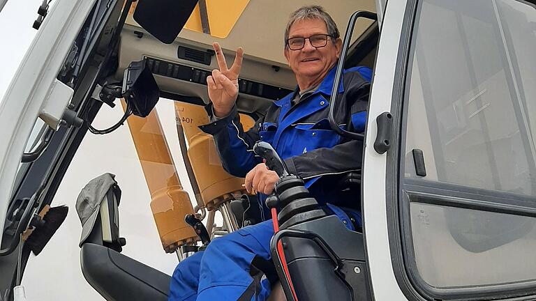 So kennt man Uwe Marx bei seiner Arbeit im LZR-Kieswerk. Über 32 Jahre lang war er zuständig für das Entladen der Schiffe und Fahrzeuge, und sorgte dafür, dass im Kieswerk Kitzingen alles reibungslos laufen konnte. Nun wurde er in seinen wohlverdienten Ruhestand verabschiedet. So kennt man Uwe Marx bei seiner Arbeit im LZR-Kieswerk. Über 32 Jahre lang war er zuständig für das Entladen der Schiffe und Fahrzeuge, und sorgte dafür, dass im Kieswerk Kitzingen alles reibungslos laufen konnte. Nun wurde er in seinen wohlverdienten Ruhestand verabschiedet.