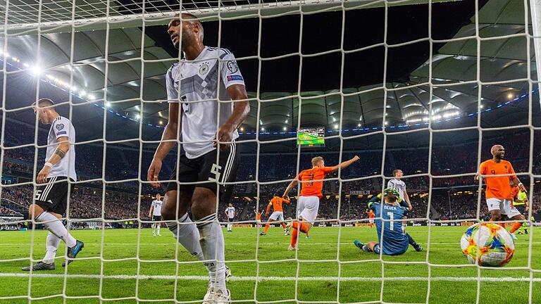 Deutschland - Niederlande - Jonathan Tah unterlief gegen Holland ein Eigentor. Deutschland - Niederlande - Jonathan Tah unterlief gegen Holland ein Eigentor.