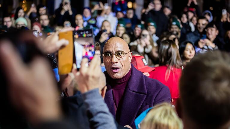 Weltpremiere des Films 'Red One – Alarmstufe Weihnachten'       -  Dwayne Johnson ließ sich von Fans fotografieren.