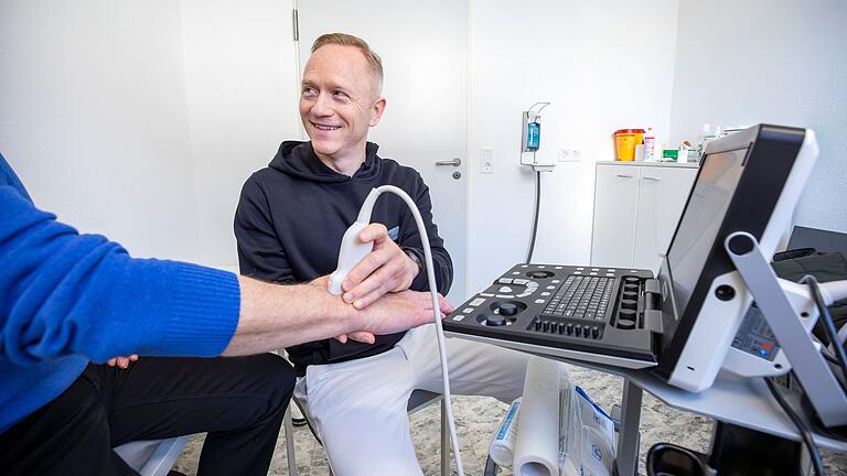 Ultraschalluntersuchung am Arm eines Patienten: Simon Herwerth ist einer der beiden neuen Praxisinhaber der orthopädischen Praxis in der Oberen Vorstadt in Haßfurt. Ultraschalluntersuchung am Arm eines Patienten: Simon Herwerth ist einer der beiden neuen Praxisinhaber der orthopädischen Praxis in der Oberen Vorstadt in Haßfurt.