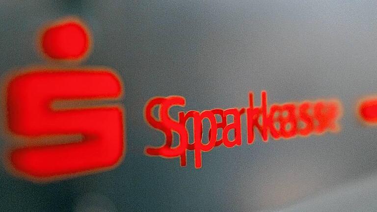 Sparkasse       -  Bank von nebenan: Sparkassen haben die meisten Filialen und Geldautomaten hierzulande, 18 Millionen Konten werden online geführt.