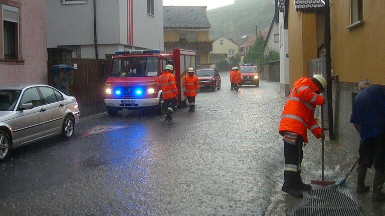 Von einem Unwetter mit starken Regenfällen wurde am Sonntag der Karlstadter Stadtteil Laudenbach heimgesucht. Von einem Unwetter mit starken Regenfällen wurde am Sonntag der Karlstadter Stadtteil Laudenbach heimgesucht.