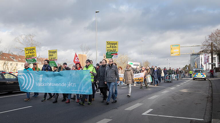 Rund 100 Menschen nehmen am Samstag (18.01.20) an der Demonstration „Durchatmen statt durchrasen“, zu der das Bündnis „Verkehrswende Jetzt“ aufgerufen hat, auf dem Stadtring Süd (B19) in Würzburg teil. Das Bündnis setzt sich für ein nachhaltiges Mobilitätskonzept ein, das wesentlich mehr ÖPNV beinhaltet und die drastische Senkung des motorisierten Individualverkehrs anstrebt. Rund 100 Menschen nehmen am Samstag (18.01.20) an der Demonstration „Durchatmen statt durchrasen“, zu der das Bündnis „Verkehrswende Jetzt“ aufgerufen hat, auf dem Stadtring Süd (B19) in Würzburg teil. Das Bündnis setzt sich für ein nachhaltiges Mobilitätskonzept ein, das wesentlich mehr ÖPNV beinhaltet und die drastische Senkung des motorisierten Individualverkehrs anstrebt.