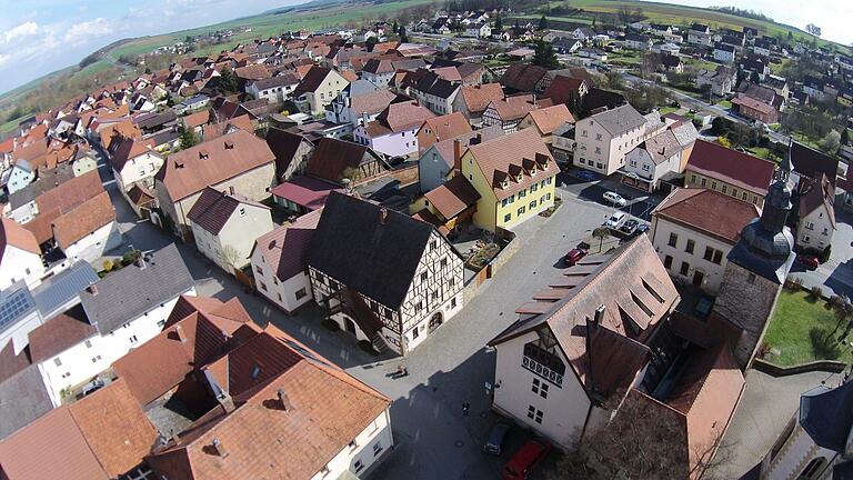 Blick aus der Drohnenperspektive auf den Ortskern der Marktgemeinde Saal. Was sich die älteren Einwohner wünschen, um möglichst gut und lange in ihrer gewohnten Umgebung leben zu können, darüber soll eine aktuell laufende Befragung Aufschluss geben.