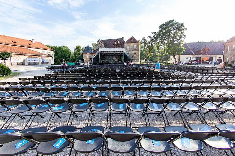 2200 Sitzplätze finden Raum im Schlosshof, eng an eng. Wenn nicht bestuhlt wird, gibt es 4500 Stehplätze. 2200 Sitzplätze finden Raum im Schlosshof, eng an eng. Wenn nicht bestuhlt wird, gibt es 4500 Stehplätze.