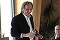 Feiert in den Goldenen Zwanzigern mit Hochprozentigem: Verleger Kasimir Kranz, gespielt von Andreas Posthoff.