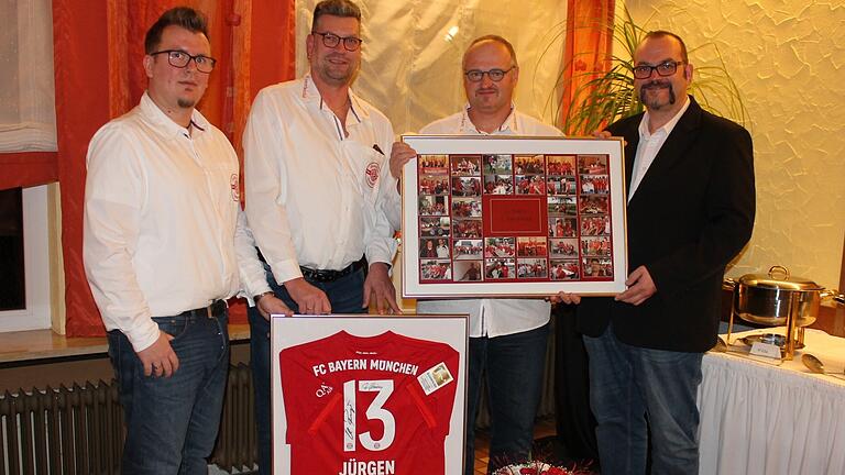 Als Dankeschön für 13 Jahre an der Spitze des FC Bayern-Fanclubs 'Double 2000' erhielt Jürgen Graumann (2. von links) von seinen Vereinsfreunden eine Fotocollage und ein Bayern-Trikot. Mit ihm freuten sich der neue 2. Vorsitzende Manuel Kümmeth, Graumanns Nachfolger Michael Ludwig und Bürgermeister Martin Link (von links).