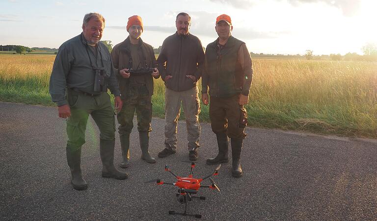 Das Rettungsteam nach getanem Einsatz von links: Die Jäger der Kreisgruppe Kitzingen Frieder Nagler (70), Martin Kraft (27), Horst Kuffner (58) und Matthias Hofmann (44). Das Rettungsteam nach getanem Einsatz von links: Die Jäger der Kreisgruppe Kitzingen Frieder Nagler (70), Martin Kraft (27), Horst Kuffner (58) und Matthias Hofmann (44).