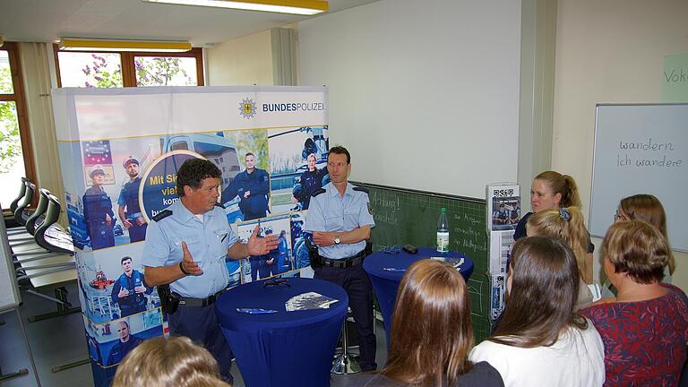 Die Bundespolizei ist in diesem Jahr auch wieder beim Berufsinformationstag mit einem Stand dabei. Das Aus- und Fortbildungszentrum befindet sich in Oerlenbach, also ganz in der Nähe. - Die Bundespolizei ist in diesem Jahr auch wieder beim Berufsinformationstag mit einem Stand dabei. Das Aus- und Fortbildungszentrum befindet sich in Oerlenbach, also ganz in der Nähe. Die Bundespolizei ist in diesem Jahr auch wieder beim Berufsinformationstag mit einem Stand dabei. Das Aus- und Fortbildungszentrum befindet sich in Oerlenbach, also ganz in der Nähe. - Die Bundespolizei ist in diesem Jahr auch wieder beim Berufsinformationstag mit einem Stand dabei. Das Aus- und Fortbildungszentrum befindet sich in Oerlenbach, also ganz in der Nähe.