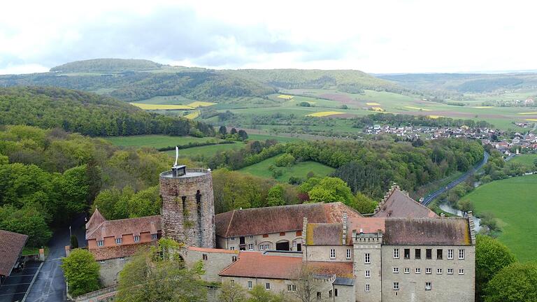 Schloss Saaleck wartet seit 2021 auf eine gastronomische Wiederbelebung.       -  Schloss Saaleck wartet seit 2021 auf eine gastronomische Wiederbelebung. Jetzt könnte eine Zwischenlösung im ehemaligen Pferdestall gelingen.