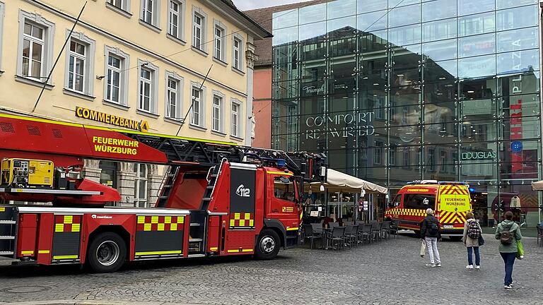 Das Wöhrl-Kaufhaus wurde von der Berufsfeuerwehr Würzburg am Dienstagvormittag evakuiert.