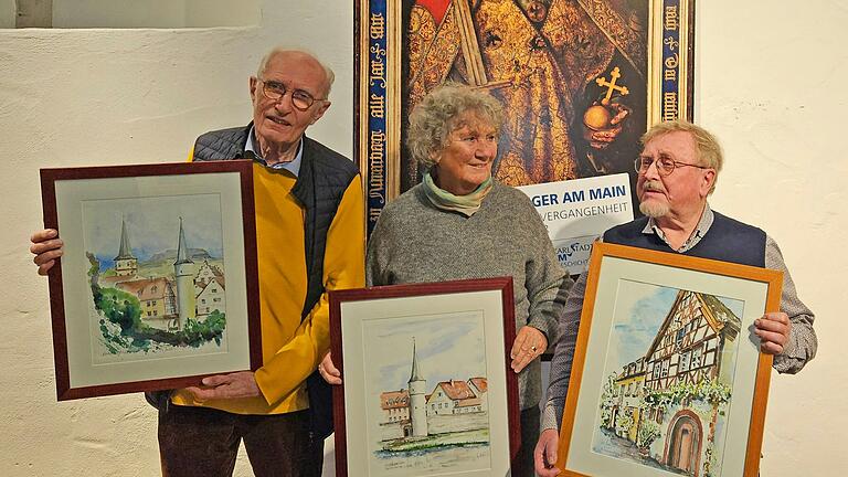 Der Historische Verein Karlstadt verabschiedete vier Vorstandsmitglieder, die sich nicht mehr zur Wahl stellten. Als Dank für die jahrzehntelange, treue ehrenamtliche Arbeit im Vereinsvorstand überreichte die erste Vorsitzende jedem scheidenden Mitglied mit über 14 Jahren ehrenamtlicher Vorstandstätigkeit ein Aquarell des Karlstadter Künstlers und stellvertretenden Vorstandes Wolfgang Merklein (von links): Georg Büttner, Heike Ragg und Axel von Erffa. Der Historische Verein Karlstadt verabschiedete vier Vorstandsmitglieder, die sich nicht mehr zur Wahl stellten. Als Dank für die jahrzehntelange, treue ehrenamtliche Arbeit im Vereinsvorstand überreichte die erste Vorsitzende jedem scheidenden Mitglied mit über 14 Jahren ehrenamtlicher Vorstandstätigkeit ein Aquarell des Karlstadter Künstlers und stellvertretenden Vorstandes Wolfgang Merklein (von links): Georg Büttner, Heike Ragg und Axel von Erffa.