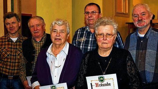 40 Jahre bei der Fidelia: Vorsitzender Alfred Gündling (von links) ehrte die langjährigen Mitglieder Alfons Günder, Irmtrud Simon, Theo Hack, Fini Greubel und Ivo Simon. 40 Jahre bei der Fidelia: Vorsitzender Alfred Gündling (von links) ehrte die langjährigen Mitglieder Alfons Günder, Irmtrud Simon, Theo Hack, Fini Greubel und Ivo Simon.