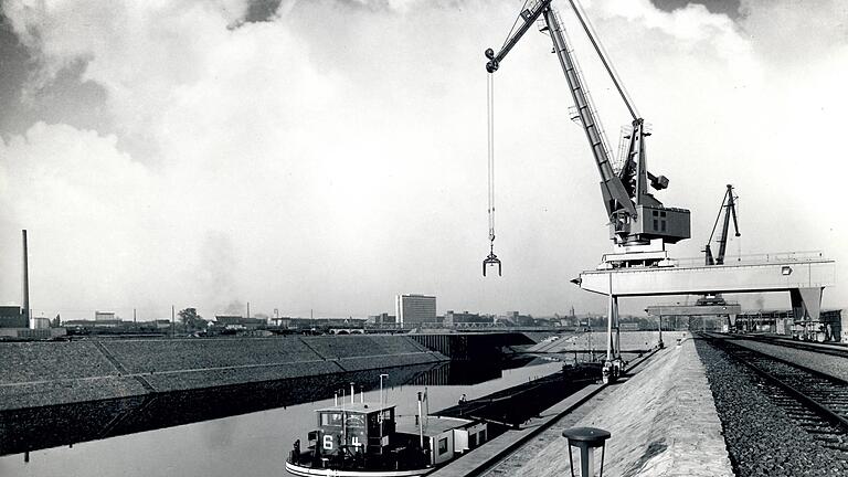 Mit dieser Fotostrecke werfen wir einen Blick auf die Anfänge des Schweinfurter Hafens. Dieses Bild zeigt den Hafen im Oktober 1963.