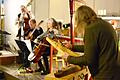 Richard Kurländer, der Leiter der „Fraunhofer Saitenmusik”, bestach durch seine Virtuosität an mehreren Instrumenten, so an der Harfe, am Streichpsalter und an der ungarischen Hirtenzither.