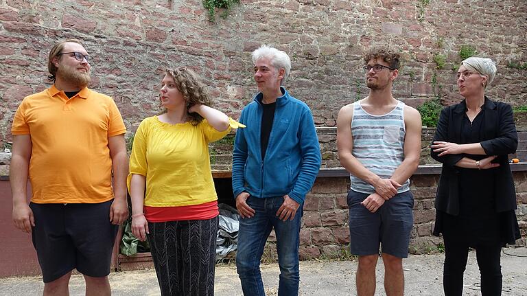 Die Gastprofis der diesjährigen Scherenburgfestspiele in Gemünden: Dominik Herbergs, Julia Brandner, Reiyk Bergemann, Simon Hochburger und Kostümbildnerin Heike Engelberth. Die Gastprofis der diesjährigen Scherenburgfestspiele in Gemünden: Dominik Herbergs, Julia Brandner, Reiyk Bergemann, Simon Hochburger und Kostümbildnerin Heike Engelberth.