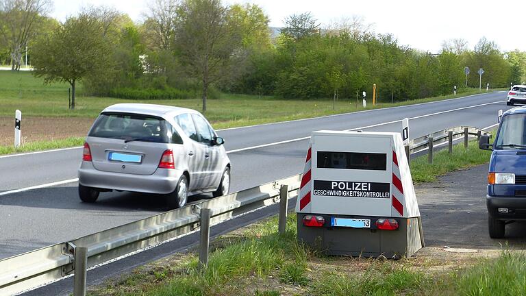 Geschwindigkeitsmessung entlang einer Landstraße: Trotz Beschriftung wird der Radaranhänger von den Autofahrern kaum erkannt.