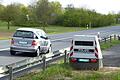 Geschwindigkeitsmessung entlang einer Landstraße: Trotz Beschriftung wird der Radaranhänger von den Autofahrern kaum erkannt.