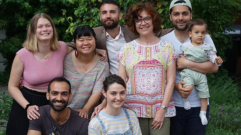 Ein Teil der Theatergruppe Etcetera: Hinten von links: Elisa Beutlhauser, Hsueh Cheng-Hsiang (Lily), Mahdi Fayazi, Birgit Meixner, Tamin Rahi. Vorne von links: Mehdi Mohammadi und Selma Al.