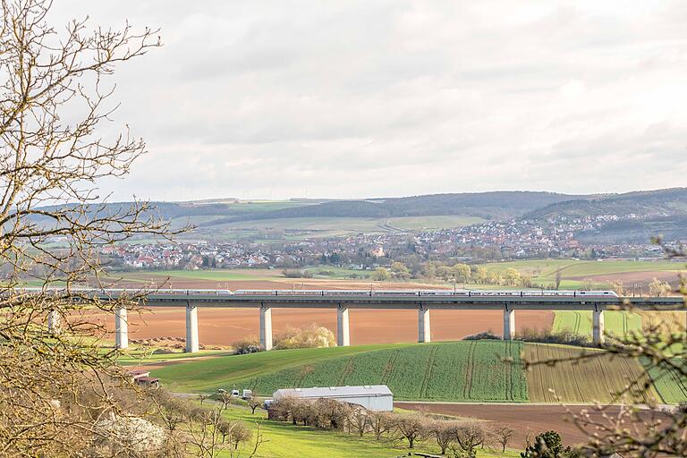 Gleich zu Beginn der Tour reicht der Blick über die Felder hinweg bis nach Zellingen und Retzbach auf der anderen Mainseite.